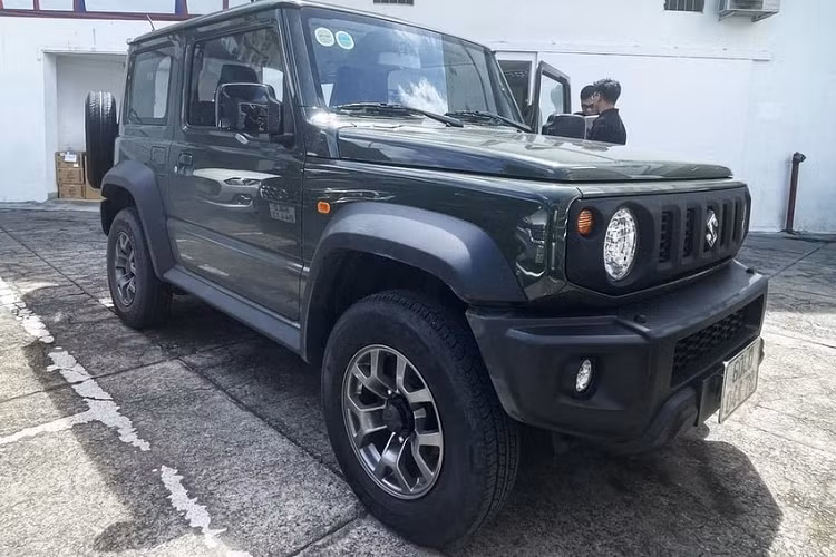 Theo một số thông tin vào khoảng tháng 11 năm nay, mẫu SUV cỡ nhỏ Suzuki Jimny 2023 mới sẽ chính thức được bàn giao cho khách hàng Việt. Trước thời điểm đó, giá bán của mẫu xe này đã có sự thay đổi so với con số ban đầu do đại lý đưa ra.