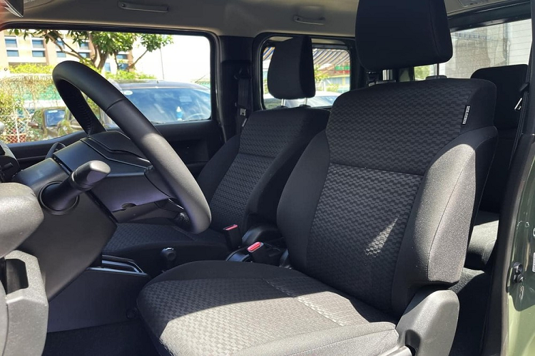 Bên trong xe có vô lăng tích hợp phím chức năng, màn hình đa thông tin trong bảng đồng hồ, màn hình cảm ứng trung tâm 7 inch, hỗ trợ Apple CarPlay/Android Auto, hệ thống định vị, điều hòa tự động 1 vùng, hệ thống AM/FM/Radio/MP3/WMA, khe thẻ nhớ SD, kết nối Bluetooth, cổng USB và 2 loa.