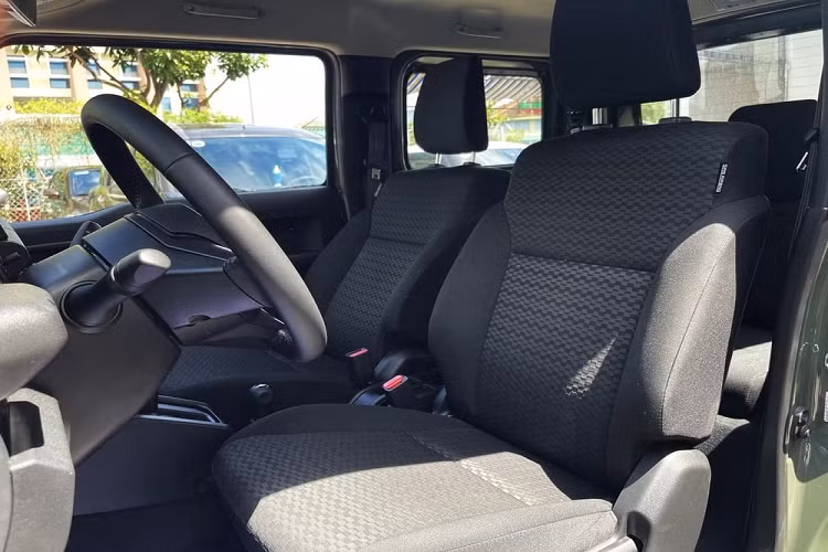 Bên trong xe có vô lăng tích hợp phím chức năng, màn hình đa thông tin trong bảng đồng hồ, màn hình cảm ứng trung tâm 7 inch, hỗ trợ Apple CarPlay/Android Auto, hệ thống định vị, điều hòa tự động 1 vùng, hệ thống AM/FM/Radio/MP3/WMA, khe thẻ nhớ SD, kết nối Bluetooth, cổng USB và 2 loa.