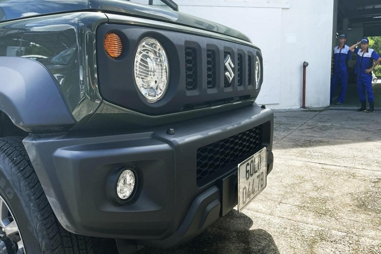 Nếu Suzuki Jimny bán ra 900 triệu đồng thì mẫu xe này sẽ gặp không ít khó khăn trong việc thuyết phục người Việt. Với số tiền 900 triệu đồng, người Việt có quá nhiều lựa chọn với nội thất rộng rãi hơn, trang bị tiện nghi và an toàn đầy đủ hơn cùng động cơ mạnh mẽ hơn. 