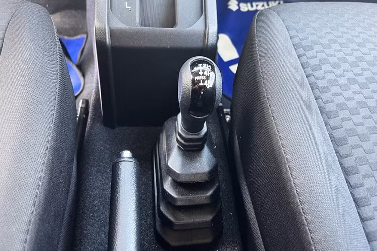 Nhìn chung, Suzuki Jimny không phải mẫu xe hướng đến đối tượng thích mua xe thực dụng, phục vụ gia đình. Thay vào đó đây sẽ là mẫu xe phù hợp với những người dư dả tài chính và muốn sở hữu một chiếc xe phục vụ thú chơi off-road. Số lượng xe về Việt Nam trong năm nay cũng sẽ khá giới hạn, tương tự ở các thị trường khác.