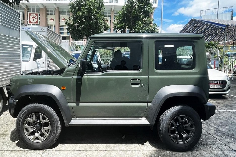 Được biết, Suzuki Jimny tại Việt Nam hiện vẫn chưa có giá bán chính thức. Tuy nhiên, các đại lý hiện báo giá dự kiến cho mẫu xe này là 900 triệu đồng. Trong khi đó, vào hồi tháng 8 năm nay, nhân viên tư vấn bán hàng tại đại lý đã đồng loạt thông báo Suzuki Jimny sẽ có 2 phiên bản là 1 tông màu và 2 tông màu với giá bán lần lượt 789 và 799 triệu đồng.