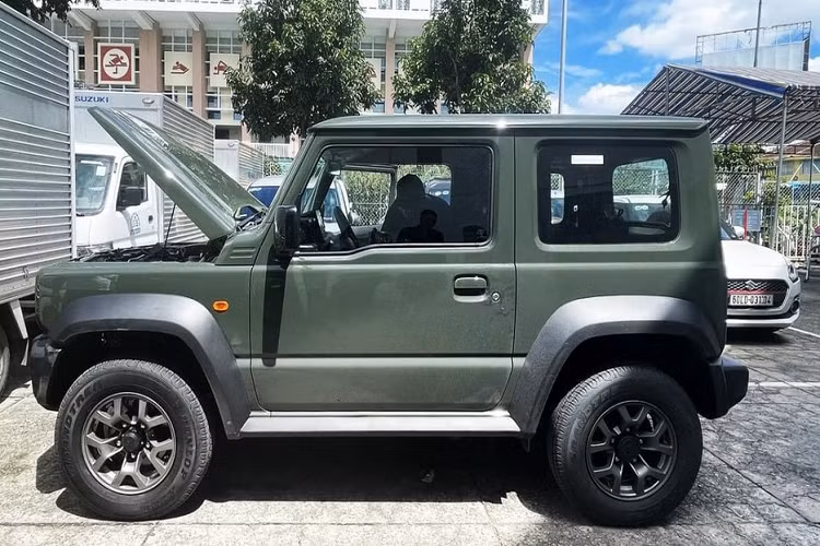Được biết, Suzuki Jimny tại Việt Nam hiện vẫn chưa có giá bán chính thức. Tuy nhiên, các đại lý hiện báo giá dự kiến cho mẫu xe này là 900 triệu đồng. Trong khi đó, vào hồi tháng 8 năm nay, nhân viên tư vấn bán hàng tại đại lý đã đồng loạt thông báo Suzuki Jimny sẽ có 2 phiên bản là 1 tông màu và 2 tông màu với giá bán lần lượt 789 và 799 triệu đồng.