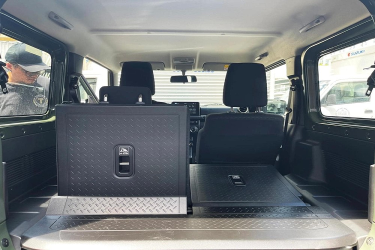 Tương tự trang bị tiện nghi, các tính năng an toàn của mẫu SUV "bé hạt tiêu" này cũng khá cơ bản với hệ thống chống bó cứng phanh ABS, phân bổ lực phanh điện tử EBD, trợ lực phanh BA, cân bằng điện tử EBD, kiểm soát lực kéo TCS, hỗ trợ khởi hành ngang dốc, hỗ trợ xuống dốc và 2 túi khí trước.