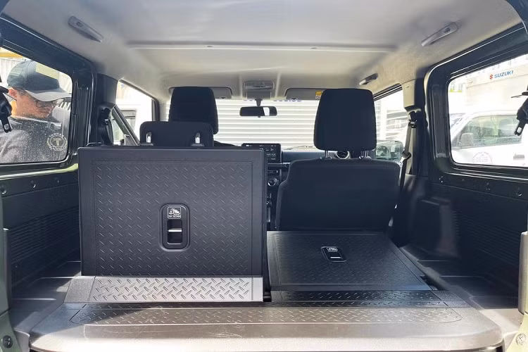 Tương tự trang bị tiện nghi, các tính năng an toàn của mẫu SUV "bé hạt tiêu" này cũng khá cơ bản với hệ thống chống bó cứng phanh ABS, phân bổ lực phanh điện tử EBD, trợ lực phanh BA, cân bằng điện tử EBD, kiểm soát lực kéo TCS, hỗ trợ khởi hành ngang dốc, hỗ trợ xuống dốc và 2 túi khí trước.