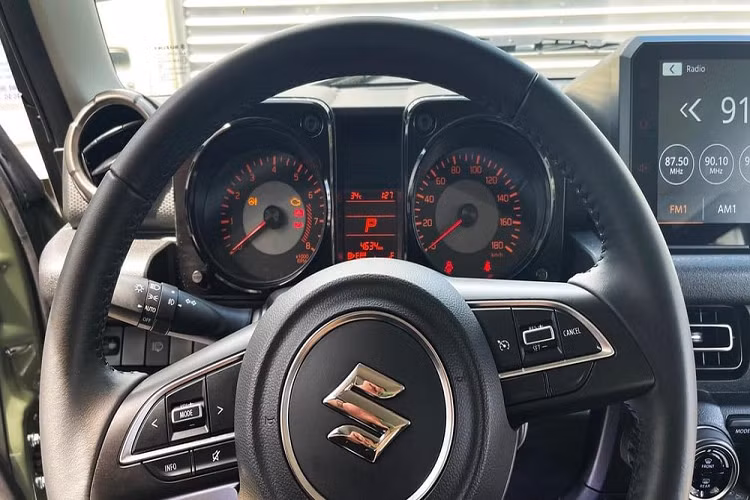 Thế mạnh của Suzuki Jimny nằm ở khả năng off-road nhờ được trang bị khung gầm rời đúng nghĩa SUV. Bên cạnh đó là hệ thống treo trước/sau dùng lò xo trụ, góc tiếp cận 37 độ, góc vượt đỉnh dốc 28 độ, góc thoát 49 độ và hệ dẫn động 4 bánh AllGrip 4WD, chế độ cầu nhanh, cầu chậm.