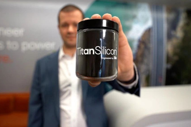 Công ty Sila tuyên bố rằng: “Titan Silicon là vật liệu đã được kiểm chứng về chất lượng sạch và an toàn đầu tiên trên thị trường, có thể thay thế cho than chì ứng dụng làm cực dương của tế bào pin phổ thông, được thiết kế cho quy mô lớn để tăng đáng kể hiệu suất xe EV".