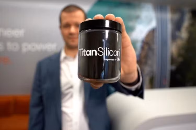 Công ty Sila tuyên bố rằng: “Titan Silicon là vật liệu đã được kiểm chứng về chất lượng sạch và an toàn đầu tiên trên thị trường, có thể thay thế cho than chì ứng dụng làm cực dương của tế bào pin phổ thông, được thiết kế cho quy mô lớn để tăng đáng kể hiệu suất xe EV".