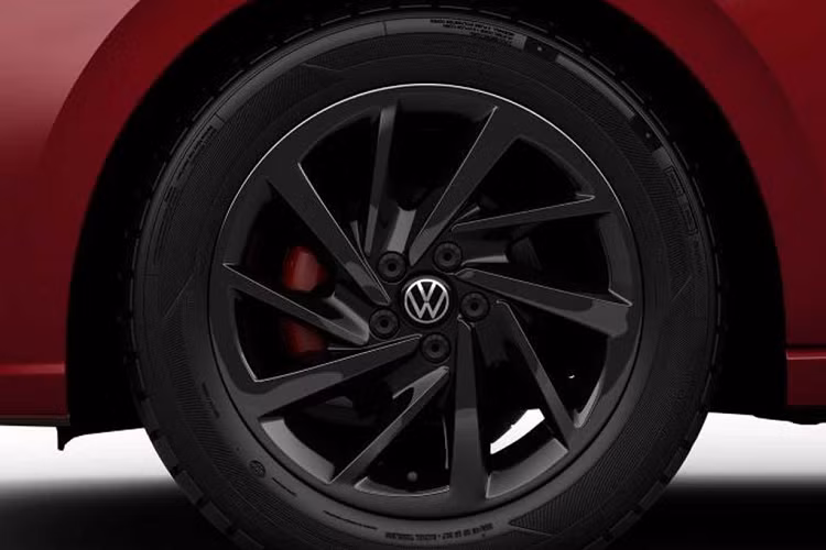 Di chuyển ra phía hông xe, Volkswagen Virtus 2023 được thiết kế đường dập gân kéo dài từ chắn bùn trước đến cụm đèn hậu. Thêm vào đó là phần nóc được tạo hình dốc dần về phía sau. Những chi tiết này làm tăng thêm vẻ mạnh mẽ và năng động cho chiếc sedan. Volkswagen Virtus 2023 được trang bị bộ mâm hợp kim phối 2 màu.