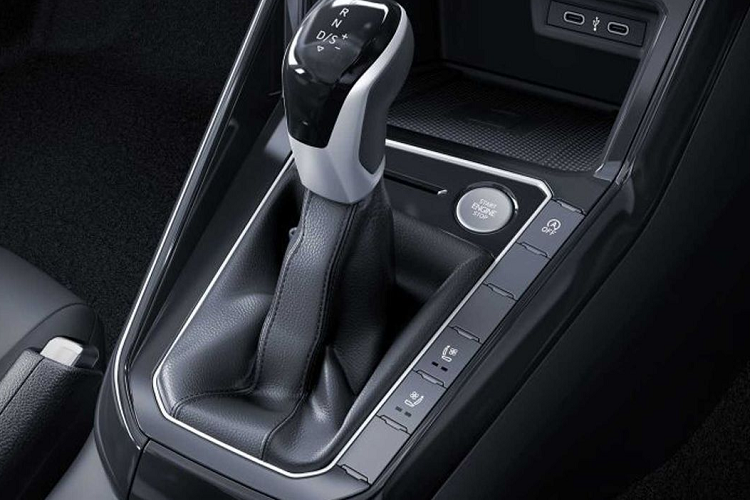 Bước vào trong cabin, Volkswagen Virtus 2023 có không gian nội thất tương đối tối giản. Mặt táp-lô được thiết kế nhiều tầng, tích hợp màn hình thông tin giải trí dạng cảm ứng 10 inch, hỗ trợ Android Auto/Apple CarPlay không dây. Chiếc sedan hạng B được trang bị vô lăng 3 chấu mới.