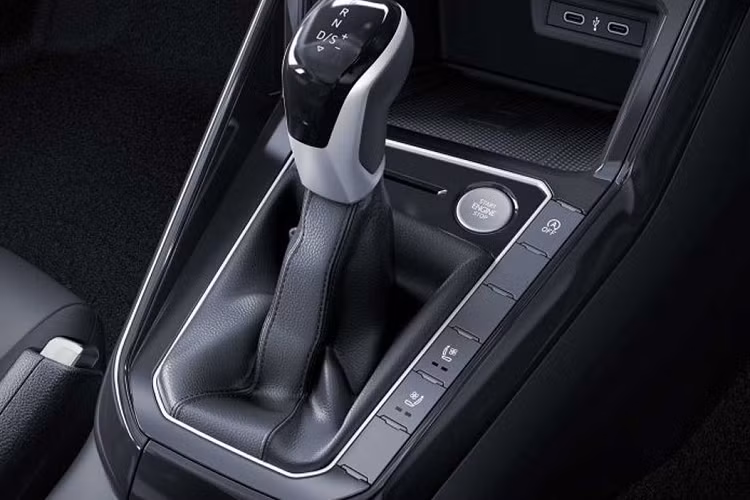 Bước vào trong cabin, Volkswagen Virtus 2023 có không gian nội thất tương đối tối giản. Mặt táp-lô được thiết kế nhiều tầng, tích hợp màn hình thông tin giải trí dạng cảm ứng 10 inch, hỗ trợ Android Auto/Apple CarPlay không dây. Chiếc sedan hạng B được trang bị vô lăng 3 chấu mới.