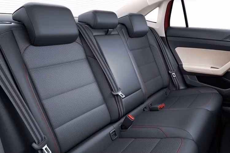 Một số trang bị, tiện ích nổi bật có thể kể đến trên Volkswagen Virtus 2023 gồm: bảng đồng hồ kỹ thuật số kích thước 8 inch, sạc điện thoại thông minh không dây, hệ thống âm thanh 8 loa, điều hòa tự động, ghế trước thông hơi, cửa sổ trời chỉnh điện, 5 tựa đầu có thể chỉnh được và hệ thống đèn viền nội thất.