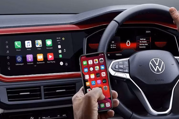 Hàng ghế sau của chiếc sedan có thể gập theo tỷ lệ 60:40 để tăng thể tích khoang hành lý. Theo công bố của nhà sản xuất, Volkswagen Virtus 2023 có thể tích cốp 521 lít. Về truyền động, Volkswagen Virtus 2023 tại Ấn Độ cung cấp cho người dùng 2 tuỳ chọn. Thứ nhất là động cơ xăng, dung tích 1.0 TSI, sản sinh công suất 113 mã lực.