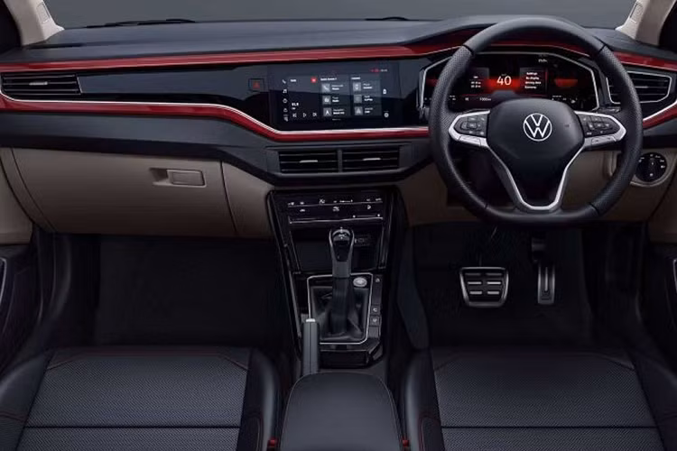 Riêng bản GT sẽ dùng vành hợp kim sơn màu đen và cùm phanh màu đỏ nhằm nhấn mạnh vẻ thể thao. Ở phía sau, Volkswagen Virtus 2023 nổi bật với cụm hậu hình mũi tên, được thiết kế tách rời. Tem chữ nổi "Virtus" được bố trí khá sâu trên nắp cốp sau. Trên cản sau của xe có thêm nẹp mạ crôm nằm vắt ngang và ôm lấy đèn phản quang.