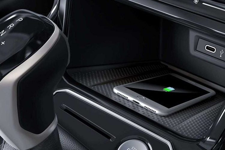 Đối với bản GT thể thao, xe sẽ có thêm một vài chi tiết tạo điểm nhấn như: viền màu đỏ bao quanh mặt táp-lô và mặt cửa cũng như bộ bàn đạp bằng nhôm. Thêm vào đó là chỉ khâu màu đỏ trên ghế bọc da màu đen.