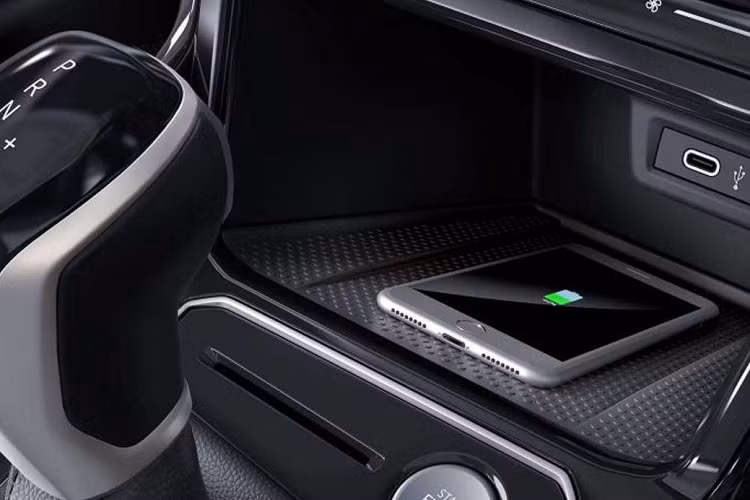 Đối với bản GT thể thao, xe sẽ có thêm một vài chi tiết tạo điểm nhấn như: viền màu đỏ bao quanh mặt táp-lô và mặt cửa cũng như bộ bàn đạp bằng nhôm. Thêm vào đó là chỉ khâu màu đỏ trên ghế bọc da màu đen.