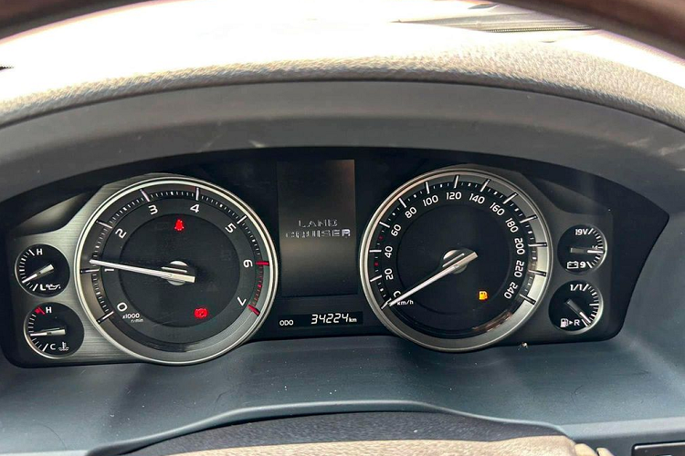 Ngoài ra, phiên bản đặc biệt còn có logo Executive Lounge ở gần cột D, cản sau được bổ sung một dải crôm sáng. Xe được trang bị hệ thống đèn full LED hiện đại.