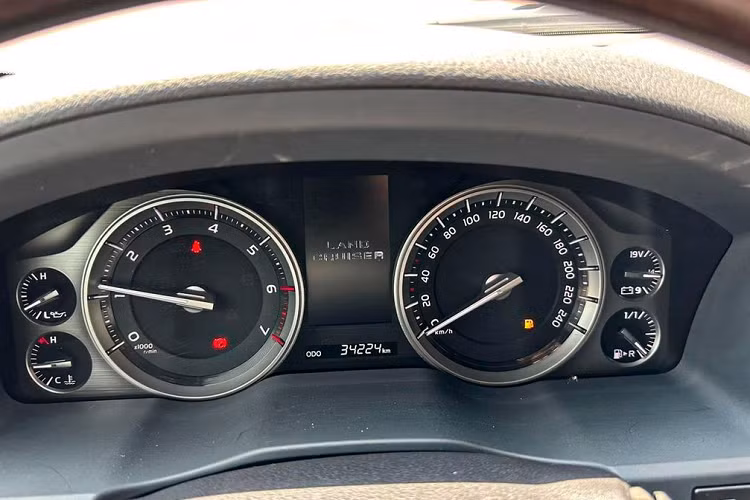 Ngoài ra, phiên bản đặc biệt còn có logo Executive Lounge ở gần cột D, cản sau được bổ sung một dải crôm sáng. Xe được trang bị hệ thống đèn full LED hiện đại.