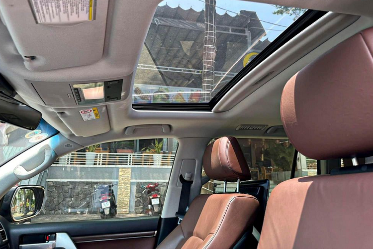 Chưa hết, Land Cruiser VXS Executive Lounge 2021 sở hữu màn hình trung tâm 7 inch, cặp màn hình gối đầu cho hàng ghế phía sau, hàng ghế đầu chỉnh điện có chức năng nhớ vị trí, cửa sổ trời... .