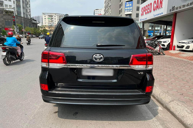 Cung cấp sức mạnh cho Toyota Land Cruiser VXS Executive Lounge 2021 đầu tiên tại Việt Nam là khối động cơ V8 4.6L sản sinh công suất 305 mã lực và mô-men xoắn cực đại 439Nm, giống bản tiêu chuẩn, đi kèm tiếp tục là hộp số tự động 6 cấp cùng với hệ dẫn động 4 bánh toàn thời gian.