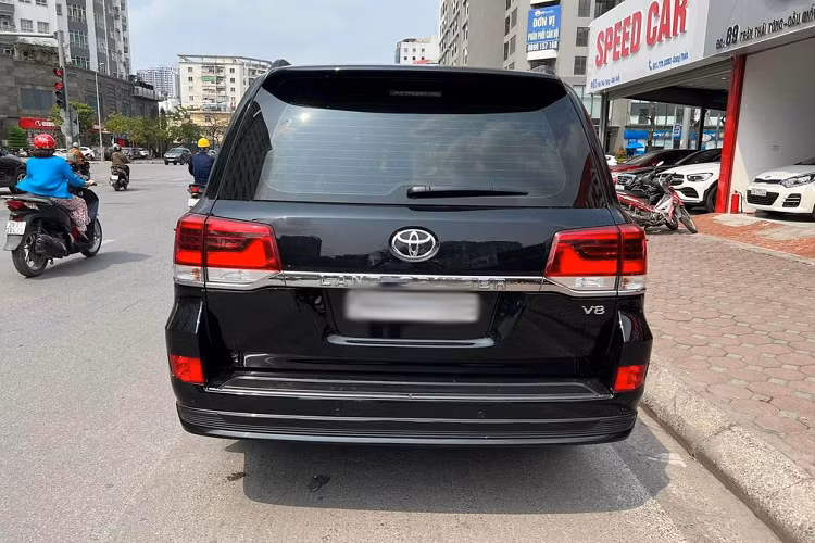 Cung cấp sức mạnh cho Toyota Land Cruiser VXS Executive Lounge 2021 đầu tiên tại Việt Nam là khối động cơ V8 4.6L sản sinh công suất 305 mã lực và mô-men xoắn cực đại 439Nm, giống bản tiêu chuẩn, đi kèm tiếp tục là hộp số tự động 6 cấp cùng với hệ dẫn động 4 bánh toàn thời gian.