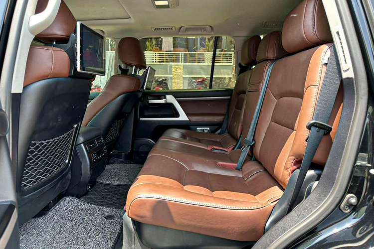 Đặc biệt, chiếc Land Cruiser giá ngang BMW này còn có rất nhiều nút bấm ở khu vực cần số cho các tùy chọn như khóa vi sai trung tâm, chế độ Crawl Control tự động vượt địa hình và hệ thống treo khí nén nâng hạ gầm. Xe cũng có núm xoay lựa chọn đa địa hình Multi-Terrain Select.