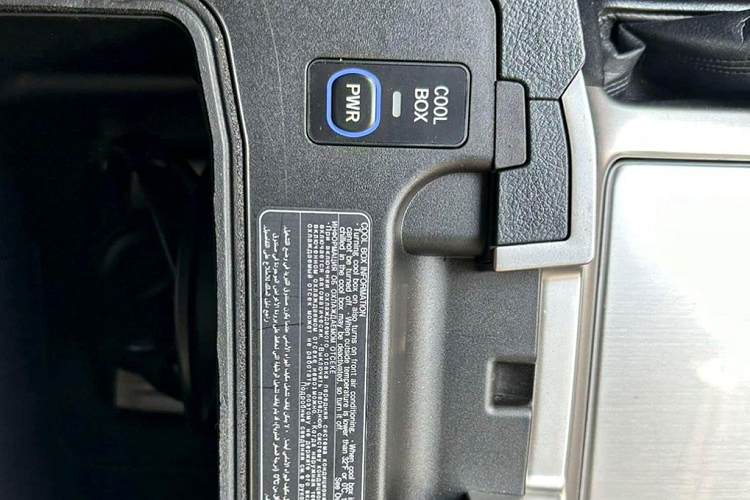 Toyota Land Cruiser là một mẫu xe khá quen mặt ở Việt Nam nhưng phiên bản VXS Executive Lounge 2021 thì không phải vậy, đây là mẫu xe có nhiều trang bị, tiện nghi, sang trọng nhất dòng Land Cruiser. Cụ thể, xe có hệ thống ghế bọc da với đường chỉ khâu tinh tế, vô lăng bọc da - ốp gỗ có sưởi và hệ thống âm thanh JBL 14 loa.