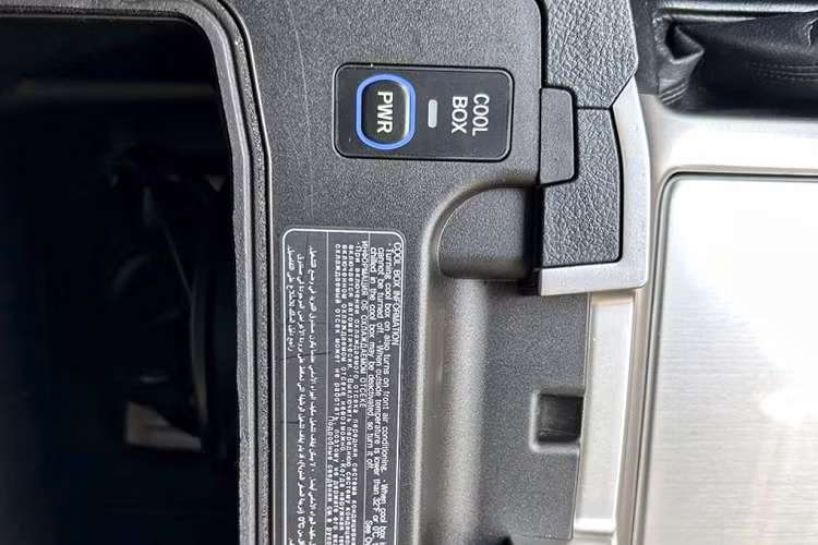 Toyota Land Cruiser là một mẫu xe khá quen mặt ở Việt Nam nhưng phiên bản VXS Executive Lounge 2021 thì không phải vậy, đây là mẫu xe có nhiều trang bị, tiện nghi, sang trọng nhất dòng Land Cruiser. Cụ thể, xe có hệ thống ghế bọc da với đường chỉ khâu tinh tế, vô lăng bọc da - ốp gỗ có sưởi và hệ thống âm thanh JBL 14 loa.