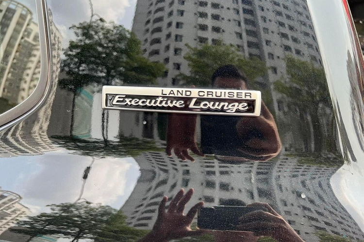 Mức giá để các đại gia sở hữu chiếc SUV Nhật này là khoảng 6 tỷ đồng. Có thể thấy, giá bán mà người này đưa ra ngang với giá của một chiếc BMW X7. Có giá bán khoảng 6 tỷ đồng, Toyota Land Cruiser VXS Executive Lounge 2021 khiến nhiều người tò mò không rõ chiếc SUV này có gì để hấp dẫn các đại gia Việt xuống tiền.