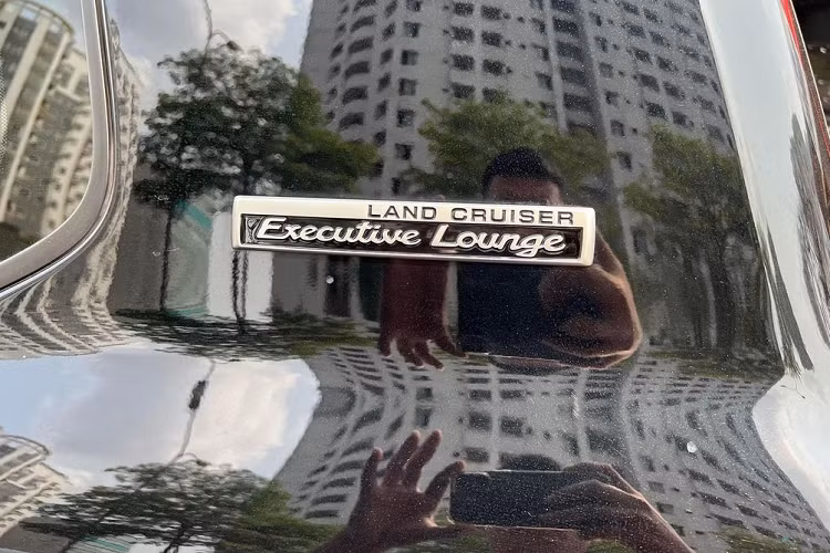 Mức giá để các đại gia sở hữu chiếc SUV Nhật này là khoảng 6 tỷ đồng. Có thể thấy, giá bán mà người này đưa ra ngang với giá của một chiếc BMW X7. Có giá bán khoảng 6 tỷ đồng, Toyota Land Cruiser VXS Executive Lounge 2021 khiến nhiều người tò mò không rõ chiếc SUV này có gì để hấp dẫn các đại gia Việt xuống tiền.