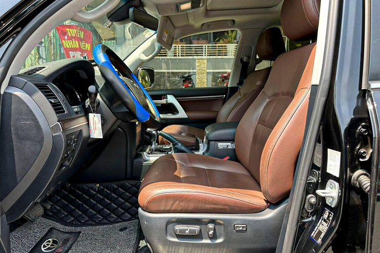 Chiếc xe trong bài có màu sơn ngoại thất đen bóng, người bán cho biết “sơn zin còn trên 95%,chủ xe cực yêu và giữ gìn”. Ngoại thất của Toyota Land Cruiser VXS Executive Lounge 2021 tạo sự khác biệt riêng với lưới tản nhiệt hầm hồ có các dải crôm trang trí sáng loáng, ốp gương chiếu hậu sơn đen đi kèm dải crôm trang trí kiểu mới, khe hút gió hầm hố, mâm xe 5 chấu kép 20 inch...