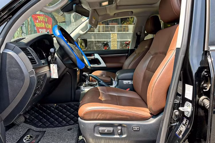 Chiếc xe trong bài có màu sơn ngoại thất đen bóng, người bán cho biết “sơn zin còn trên 95%,chủ xe cực yêu và giữ gìn”. Ngoại thất của Toyota Land Cruiser VXS Executive Lounge 2021 tạo sự khác biệt riêng với lưới tản nhiệt hầm hồ có các dải crôm trang trí sáng loáng, ốp gương chiếu hậu sơn đen đi kèm dải crôm trang trí kiểu mới, khe hút gió hầm hố, mâm xe 5 chấu kép 20 inch...