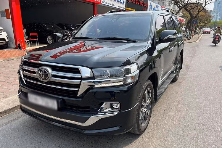 Mới đây, một chiếc Toyota Land Cruiser đời 2021 bất ngờ được rao bán trên mạng xã hội với mức giá “không tưởng”. Cụ thể, theo người bán chia sẻ chiếc Toyota Land Cruiser này thuộc phiên bản VXS Executive Lounge 2021 siêu hiếm.