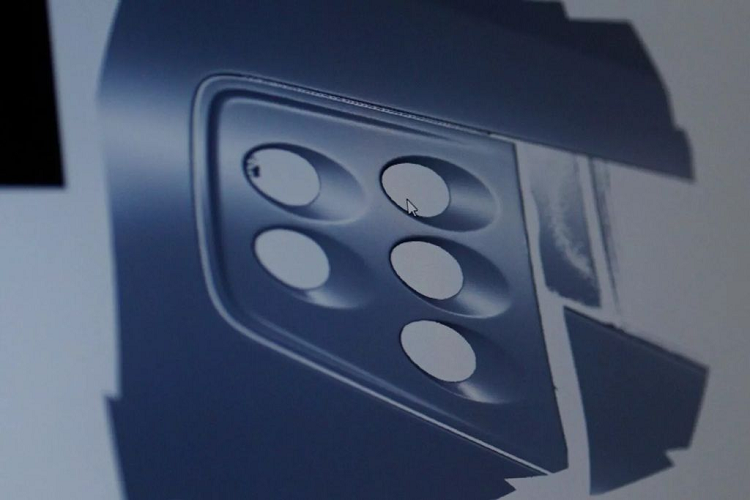 Chuyên gia đo lường của Bugatti phải sử dụng kết hợp các công cụ thủ công và máy quét 3D có độ chính xác cao với độ chính xác lên tới 0,005 mm. Khi Gregoire Haller-Meyer phát hiện ra một bộ phận có cấu trúc hoặc vị trí sai lệch so với các số đo đã quy định của Bugatti, nhiệm vụ của ông là tìm ra nguyên nhân, gốc rễ của vấn đề.