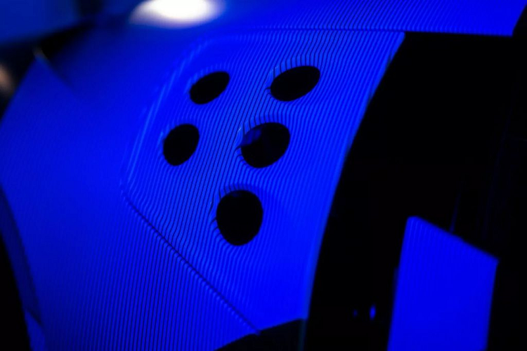 Haller-Meyer cho biết: “Việc đo lường các thành phần chỉ là một phần công việc của tôi. Một phần khác trong công việc của tôi liên quan đến việc phân tích dữ liệu để đảm bảo độ hoàn thiện cao tuyệt đối của những chiếc siêu xe thể thao mà chúng tôi tạo ra cũng như liên tục cải thiện các tiêu chuẩn chất lượng.”