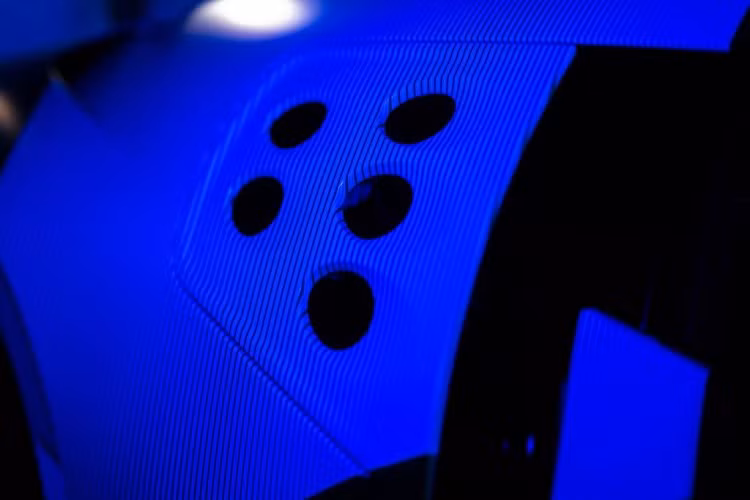 Haller-Meyer cho biết: “Việc đo lường các thành phần chỉ là một phần công việc của tôi. Một phần khác trong công việc của tôi liên quan đến việc phân tích dữ liệu để đảm bảo độ hoàn thiện cao tuyệt đối của những chiếc siêu xe thể thao mà chúng tôi tạo ra cũng như liên tục cải thiện các tiêu chuẩn chất lượng.”