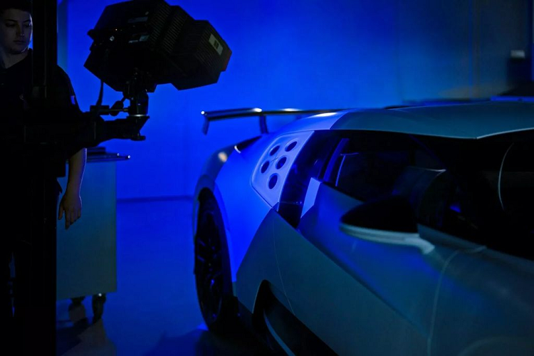 Sau đó, ông sẽ trao đổi về những phát hiện của mình với các kỹ sư và thợ thủ công của Bugatti để thay thế một bộ phận mới hoặc điều chỉnh chúng lại cho đúng tỷ lệ.