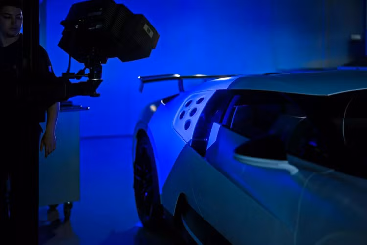 Sau đó, ông sẽ trao đổi về những phát hiện của mình với các kỹ sư và thợ thủ công của Bugatti để thay thế một bộ phận mới hoặc điều chỉnh chúng lại cho đúng tỷ lệ.