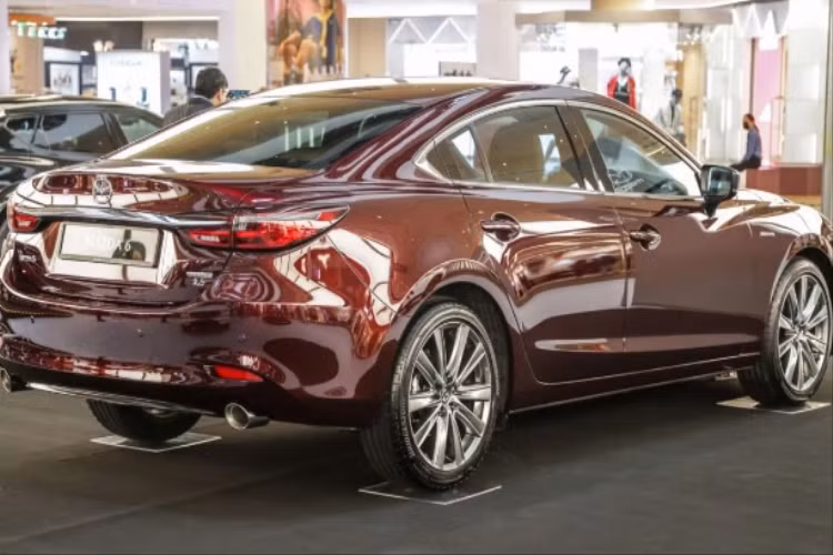 Mazda6 phiên bản đặc biệt được trang bị hàng loạt tính năng hỗ trợ lái như: Hệ thống kiểm soát hành trình bằng radar của Mazda, Hỗ trợ phanh thông minh trước và sau trong thành phố, Cảnh báo tài xế mất tập trung, Cảnh báo chệch làn đường, Hỗ trợ giữ làn đường, Giám sát điểm mù và Cảnh báo phương tiện cắt ngang phía sau.