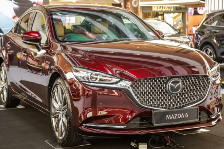 Phiên bản Mazda6 20th Anniversary Edition này được phát triển dựa trên biến thể 2.5L Sedan. Chính vì thế, các trang bị trên bản Sedan 2.0L tiêu chuẩn và bản Touring 2.5L vẫn được giữ nguyên.