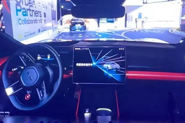 Tuy nhiên, những hình ảnh chụp xe chạy thử trên đường phố Trung Quốc cho thấy SU7 sở hữu vô lăng vát đáy thể thao, bảng đồng hồ kỹ thuật số nhỏ và màn hình cảm ứng trung tâm cỡ lớn. Ở bản cao cấp, mẫu ô tô điện đầu tiên của Xiaomi sẽ có cảm biến LiDAR trên nóc.