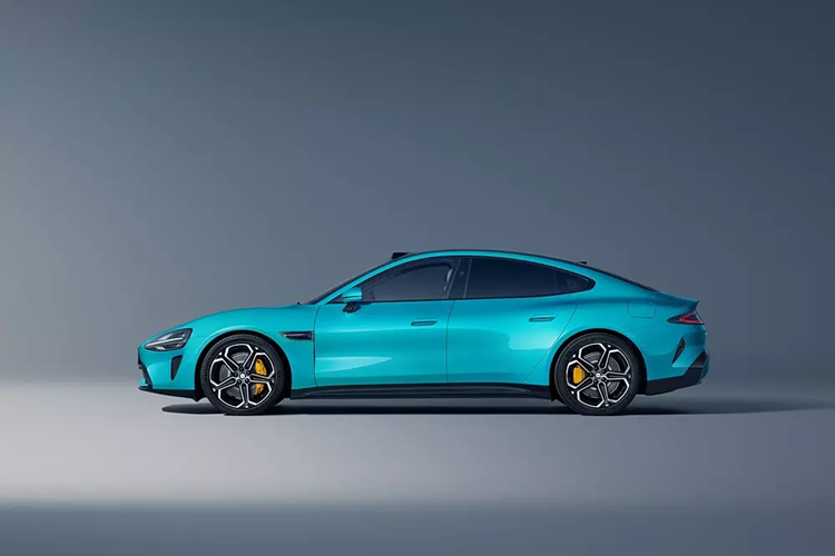 Ngoài ra, xe còn có bộ vành hợp kim 5 chấu kép với thiết kế như mâm của siêu xe Lamborghini Huracan Evo và gương chiếu hậu không viền. Tùy theo phiên bản, xe sẽ dùng vành 19 inch hoặc 20 inch và có thêm cùm phanh màu vàng nổi bật. Khu vực phía sau của Xiaomi SU7 khiến người ta nhớ đến xe thể thao hạng sang Aston Martin DBS.