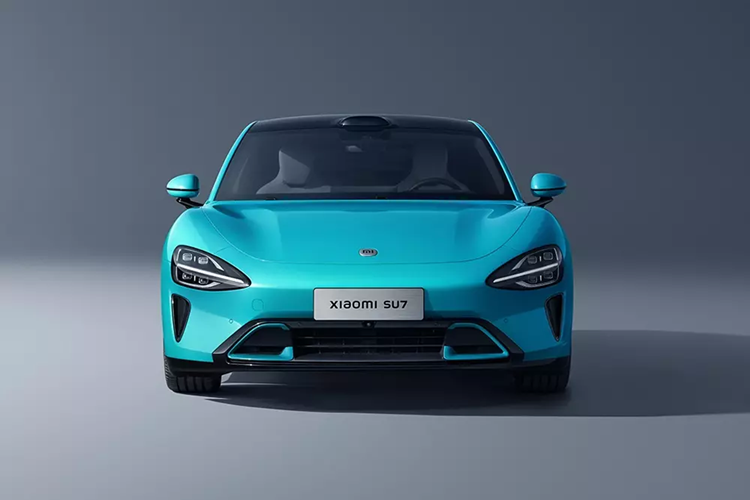 Cái tên SU7 này được viết tắt từ cụm "Speed Ultra", ám chỉ tốc độ của xe. Theo đúng xu hướng của làng ôtô điện thế giới. Mẫu xe điện Xiaomi SU7 mang trên mình ngoại hình mượt mà và được thiết kế theo phong cách tối giản.