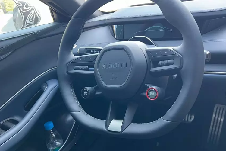 Thêm vào đó là camera nằm trên cột B với nhiệm vụ nhận diện khuôn mặt để mở cửa, tương tự tính năng mở khóa của điện thoại thông minh. Khi có mặt trên thị trường, Xiaomi SU7 sẽ có cả phiên bản dẫn động cầu sau RWD và dẫn động 4 bánh toàn thời gian AWD. Bản RWD dùng 1 mô-tơ điện nằm trên cầu sau, tạo ra công suất tối đa 295 mã lực.