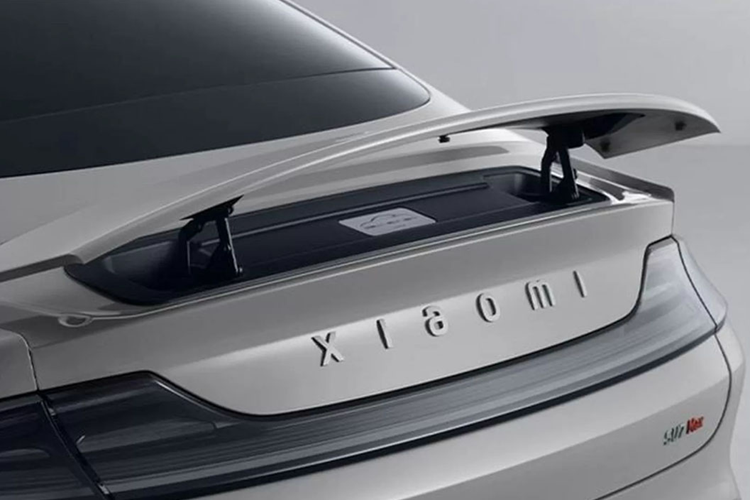 Theo thông tin trên trang web của Bộ Công nghiệp và Công nghệ thông tin Trung Quốc, Xiaomi SU7 có kích thước dài x rộng lần lượt là 4.997 x 1.963 mm cùng chiều dài cơ sở 3.000 mm. Với kích thước này, mẫu xe đầu tiên của hãng điện thoại Xiaomi được định vị trong phân khúc sedan cỡ trung và cỡ lớn tại Trung Quốc.