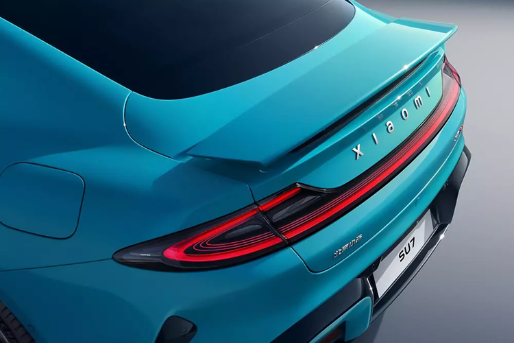 Trong khi đó, bản AWD có thêm mô-tơ điện mạnh 369 mã lực trên cầu trước, cho sức mạnh tổng cộng 664 mã lực. Bản RWD có trọng lượng 1.980 kg và vận tốc tối đa 210 km/h. Hai con số tương ứng của bản AWD là 2.205 kg và 265 km/h.