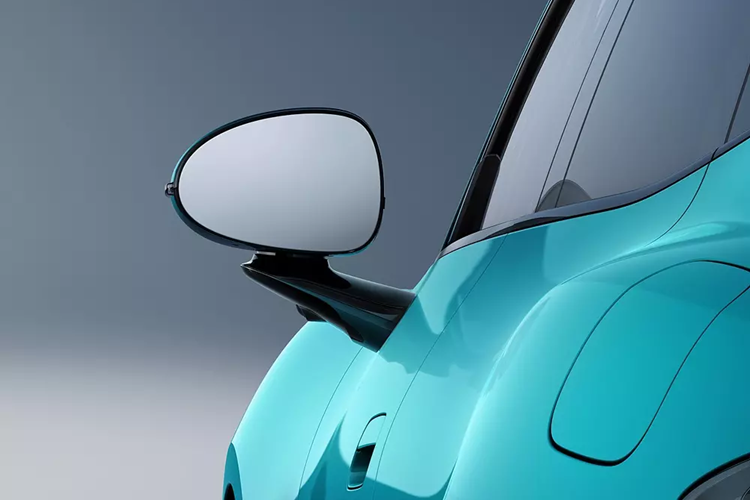 Phần đuôi xe của mẫu ô tô điện Trung Quốc này được thiết kế nhiều tầng và đi kèm dải đèn hậu nằm vắt ngang. Cánh gió đuôi chủ động, có thể nâng lên để tăng lực ép xuống mặt đường khi xe chạy ở tốc độ cao, cũng là điểm nhấn của tân binh nhà Xiaomi. Hiện hãng Xiaomi chưa công bố hình ảnh nội thất của mẫu xe này.