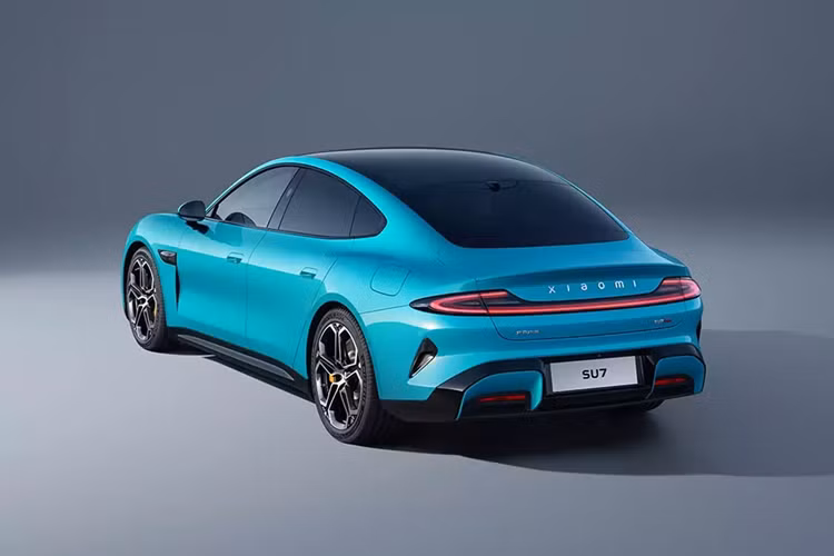 Theo hãng Xiaomi, SU7 hiện đã bắt đầu được sản xuất và sẽ bán ra trong vài tháng tới. Đối thủ nhắm đến của mẫu xe này chính là Porsche Taycan và Tesla Model S. Do đó, mức giá xe Xiaomi SU7 2024 dự kiến sẽ không quá rẻ.