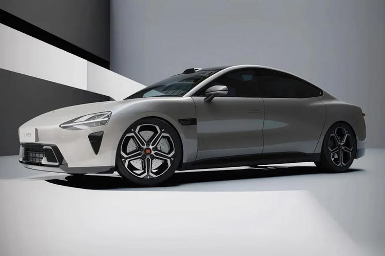 Trong đó, khu vực đầu xe khiến người ta liên tưởng đến McLaren, nhất là đèn pha và cản trước. Đèn pha của Xiaomi SU7 có thiết kế hình giọt nước và được chia thành 2 tầng bởi dải đèn LED định vị ban ngày.