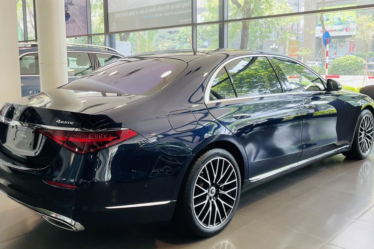 Với mức giá sau ưu đãi như trên, Mercedes-Benz S-Class đang có lợi thế hơn hẳn về mặt giá bán so với BMW 7-Series 2023 vừa ra mắt Việt Nam. Theo đó, bản S-Class tiêu chuẩn có giá thấp hơn gần 310 triệu đồng so với bản tương đương của 7-Series. Chưa hết, bản tiêu chuẩn của Mercedes-Benz S-Class còn “nhỉnh” hơn so với 7-Series tiêu chuẩn về trang bị.